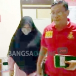 Tersangka Ida Fitri saat tiba di Mapolsek Sukorejo. foto: AKINA/ BANGSAONLINE