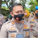 Kapolres Kediri AKBP Agung Setyo Nugroho saat memberi keterangan kepada wartawan di Area Sumber Towo, Senin (3/1) kemarin. foto: MUJI HARJITA/ BANGSAONLINE