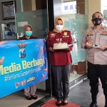 Kapolres Lamongan AKBP Miko Indrayana merayakan HPN 2021 bersama wartawan. (foto: ist)