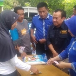 Suasana Pasar Murah yang digelar PWI Lamongan dan Disperindag di Desa Dermolemahbang Kecamatan Sarirejo Lamongan.