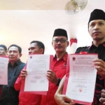 Puluhan kader PDIP mengantarkan Ketua DPC PDIP Kota Malang saat mengambil formulir pendaftaran calon wali kota.