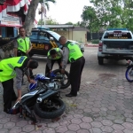 Kedua motor saat dievakuasi petugas.