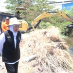 Gubernur Khofifah saat meninjau pengerukan Sungai Avour di Gedangan Sidoarjo sebagai mitigasi jelang musim hujan.