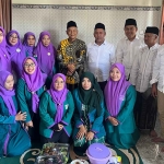 Ahmad Amir Aslichin (Mas lin) bersama KH Marzuki Mustamar, dan jamaah Majelis Pesona Perempuan Nusantara. Foto: Ist