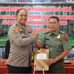 Kapolres Ngawi, AKBP Dwiasi Wiyatputera bersama Administratur Perum Perhutani Ngawi, Tulus Budyadi setelah melakukan penandatangan MoU di ruang Tectona Perhutani yang berlokasi di Jl. Yos Sudarso No 10 Ngawi, Jumat (4/11/2022).