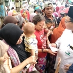 Lembaga Falakiyah PCNU Gresik membagikan 3.000 masker secara gratis kepada masyarakat, di sejumlah titik di kota Gresik, Kamis (5/3). foto: SYUHUD/ BANGSAONLINE