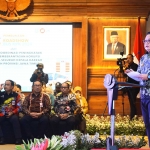 Pj. Gubernur Jawa Timur, Adhy Karyono menyampaikan sambutannya dalam kegiatan pembukaan pencegahan budaya tindak korupsi melalui Roadshow Bus KPK 2024, di Gedung Negara Grahadi, Surabaya, Kamis (13/6/2024).