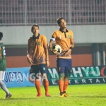 Pemain Persibo usai kebobolan.