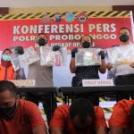 Empat tersangka pengedar tersangka kasus penyalahgunaan narkoba saat diekspos di Mapolres Probolinggo.