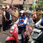 Ojol milik Perumda Pasar Lamongan saat ikuti pawai yang diberangkatkan bupati.