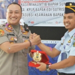 Kalapas Tuban, Siswarno saat bersalaman dengan Kapolres Tuban, AKBP Nanang Haryono.