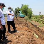 Petugas saat mengecek normalisasi salah satu sungai di Kecamatan Tarokan, Kabupaten Kediri. foto: ist.