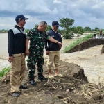 Petugas saat meninjau tanggul yang jebol di Desa Cermen, Kecamatan Kedamean, Gresik.