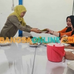 Calon Gubernur Jawa Timur, Khofifah Indar Parawansa, saat makan siang bersama para karyawan PT Kedawung Setia Industrial Tbk (KDSI). Foto: DEVI FITRI AFRIYANTI/BANGSAONLINE