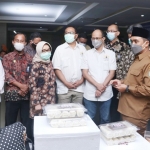 Wawali Pasuruan Adi Wibowo sedang melihat hasil produk-produk dari IKM, Senin (29/3/21).