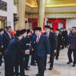 Bupati Jember, Hendy Siswanto, saat memberi selamat kepada para pejabat yang baru saja dilantik.
