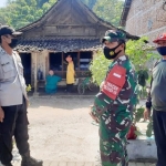 Para petugas sedang melakukan tracing di Desa Warukkalong.