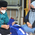 KUALITAS EKSPOR: Gus Muhdlor mengunjungi usaha kerajinan tas kertas, di Desa Kemuning, Kecamatan Tarik, Rabu (21/10) lalu. foto: istimewa