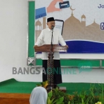 KH Salahudin Wahid (Gus Solah), Pesangsuh Ponpes Tebuireng saat memberikan sambutan dalam pencanangan Gerakan Nasional Non Tunai (GNNT) Pesantren, Kamis (15/12). foto: BANGSAONLINE