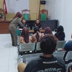 Belasan pelajar yang terjaring razia dikumpulkan di kantor Satpol PP.