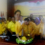 TUMPENGAN: Partai Golkar Sidoarjo menggelar tasyakuran jelang mendaftarkan Bacaleg ke KPU, Sabtu (14/7). Foto: MUSTAIN/BANGSAONLINE
