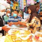 Gubernur Jawa Timur Khofifah Indar Parawansa saat blusukan ke Pasar Sayur Magetan. 