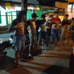 Petugas saat mengumpulkan anggota geng motor untuk didata. Foto: Ist