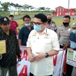 Arteria Dahlan bersama warga Manyar saat mendatangi kawasan JIIPE di Kecamatan Manyar. foto: ist.