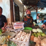 Ayik Suhaya (kiri) bersama dengan pedagang Pasar Gondanglegi usai menggelar aksi demo menolak relokasi.