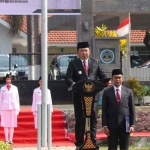 Bupati Jember, Hendy Siswanto, saat membaca sambutan ketika upacara dalam rangka memperingati Hari Pahlawan tahun ini.