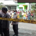 
Lokasi sekitar toko diberi garis polisi oleh petugas 