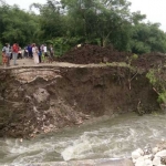 Warga berharap pemerintah segera membangun jembatan darurat.