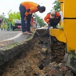 Tebing di bawah jembatan akses jalan nasional di Kelurahan Parteker runtuh akibat intensitas hujan yang tinggi.