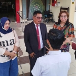 Pemilik Restoran Putri Lina Istianatuti dan owner King Wans Yulia Hendriani didampingi kuasa hukumnya, Suhairi, usai mengikuti sidang putusan.