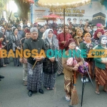 Bupati Nganjuk, Marhaen Djumadi, saat tiba di depan pintu pelataran pendopo sebelum memasuki kantor baru. Foto: BAMBANG DWI JULIANTO/BANGSAONLINE