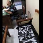 Bendera hitam bertuliskan lafal Arab berwarna putih mirip khas bendera gerakan radikal ISIS diamankan di Mapolsek Dawarblandong. FOTO: gunadhi/BangsaOnline.com