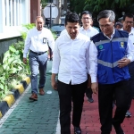 Didampingi GM PLN Distribusi Jatim Bob Saril, Wakil Gubernur Jatim Emil Elestianto Dardak melakukan kunjungan ke kantor PLN Distribusi Jatim. foto: ist.