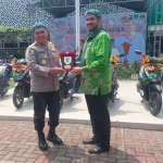 Wali Kota Probolinggo, Habib Hadi Zainal Abidin menyerahkan cenderamata kepada Kabaharkam Polri, Komjen Pol M. Fadil Imran di sela penyerahan hibah 200 unit motor.