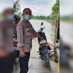 Sebuah sepeda motor Honda Beat berwana hijau-putih dengan nomor polisi AG 4352 QS yang diduga milik korban.