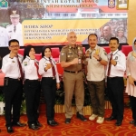 Dir Pol PP dan Linmas Kemendagri Dr. Arif Mulya E, didampingi Kasubdit PPNS Kemendagri Drs. Bimo Aryo Tejo, Kabid PPUD Bambang Irawan, dan PPNS Satpol PP Kota Malang usai workshop. foto: IWAN IRAWAN/ BANGSAONLINE