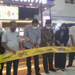 Bupati Lamongan, Yuhronur Efendi, saat memotong pita peresmian di Lamongan Plaza.
