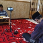 Gus Ayik saat pengajian secara online dengan jemaah lain.