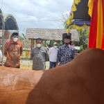 Muhammad Ali Ridha bersama Kades Waru Barat Abdus Salam Ramli menyaksikan sapi sono di Lapangan Sport Culture and Art (Soca) Center, Sabtu (11/9/2021). (foto: ist)