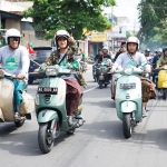 Wali Kota Abdullah Abu Bakar (paling kiri) bersama komunitas vespa saat touring berkeliling Kediri. Foto: Ist.