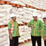 Stok pupuk bersubsidi yang siap disalurkan oleh Petrokimia Gresik. foto: ist