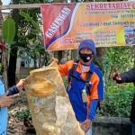 Rianto (kiri) juga menerima sampah dari relawan pemburu sampah yang diwakili oleh Agus Nanda dan Peni. foto: MUJI HARJITA/ BANGSAONLINE