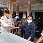 PEDULI: BHS memberikan bantuan kepada korban puting beliung di Desa Segodobancang, Rabu (17/2/2021). (foto: MUSTAIN/ BANGSAONLINE)