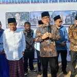 Wakil Ketua Umum DPP PAN, Yandri Susanto, bersama Kiai Asep saat memberikan sambutan.