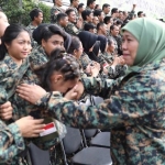 Khofifah menyalami para atlet saat penutupan pelatihan pembinaan karakter di Lapangan Dodik Belanegara Rindam V/Brawijaya, Malang, Minggu (15/12). 