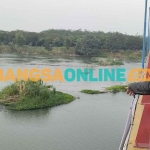 Bagus Suratno, saksi mata, saat menunjukkan tempat di mana orang tidak dikenal itu terjatuh ke Sungai Brantas. Foto: MUJI HARJITA/ BANGSAONLINE